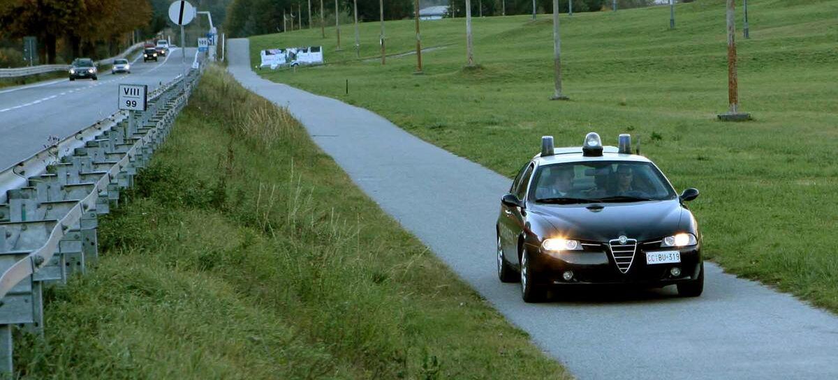 Si schiantano in auto mentre vanno a scuola, muore un 18enne