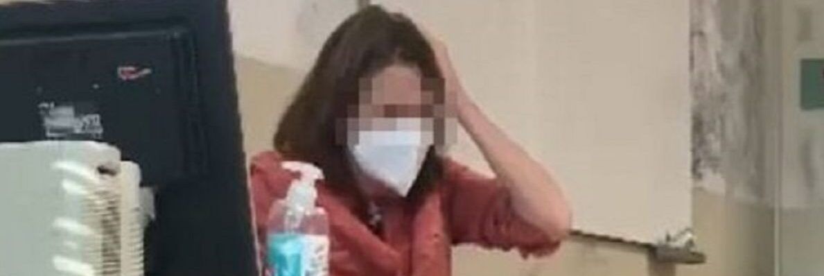 Prof colpita da pallini a scuola, i genitori del ragazzo pronti a querelarla