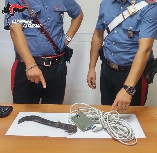Picchiano e rapinano un giovane, tre in manette