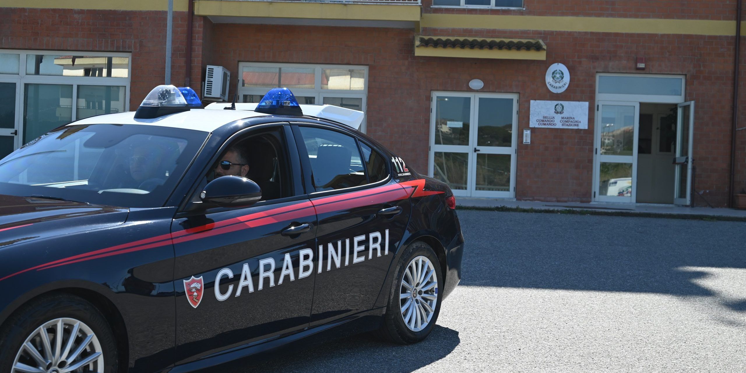 Nella fuga perde droga, un cellulare e un foglietto con nome, cognome e numero di telefono: denunciato ladro maldestro