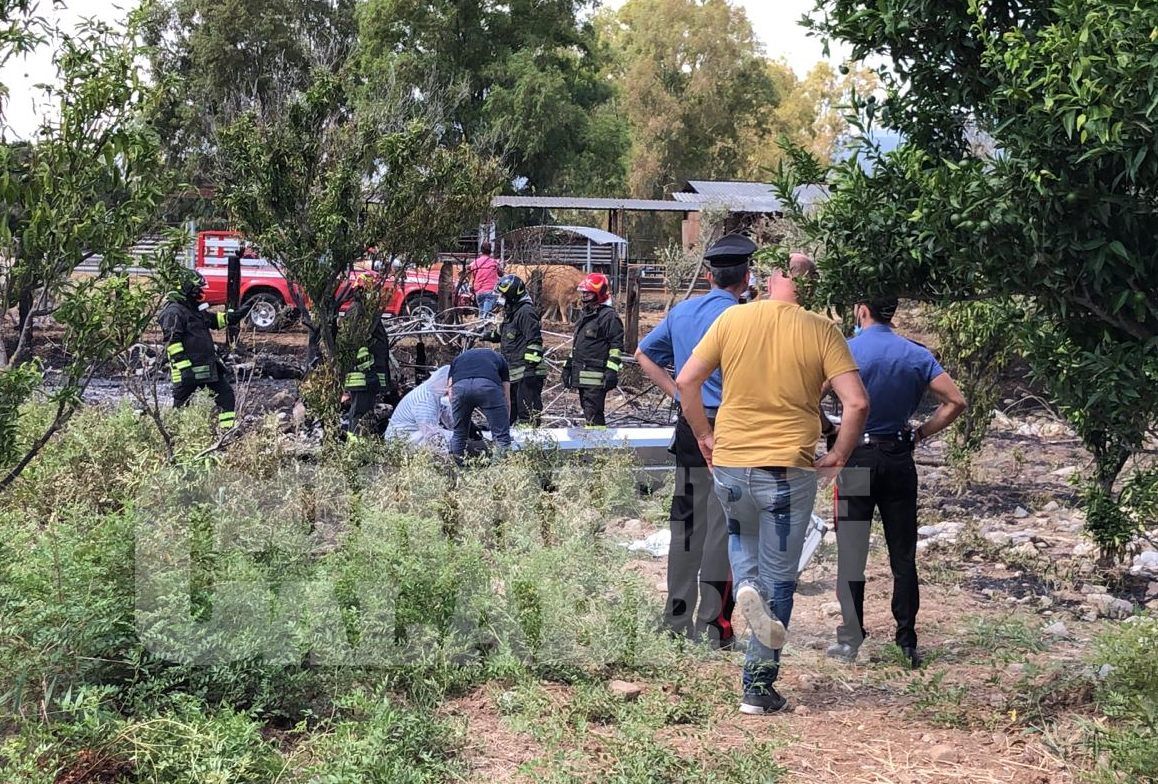 Disastro aereo Cassano, eseguita l’autopsia sui corpi dei due piloti