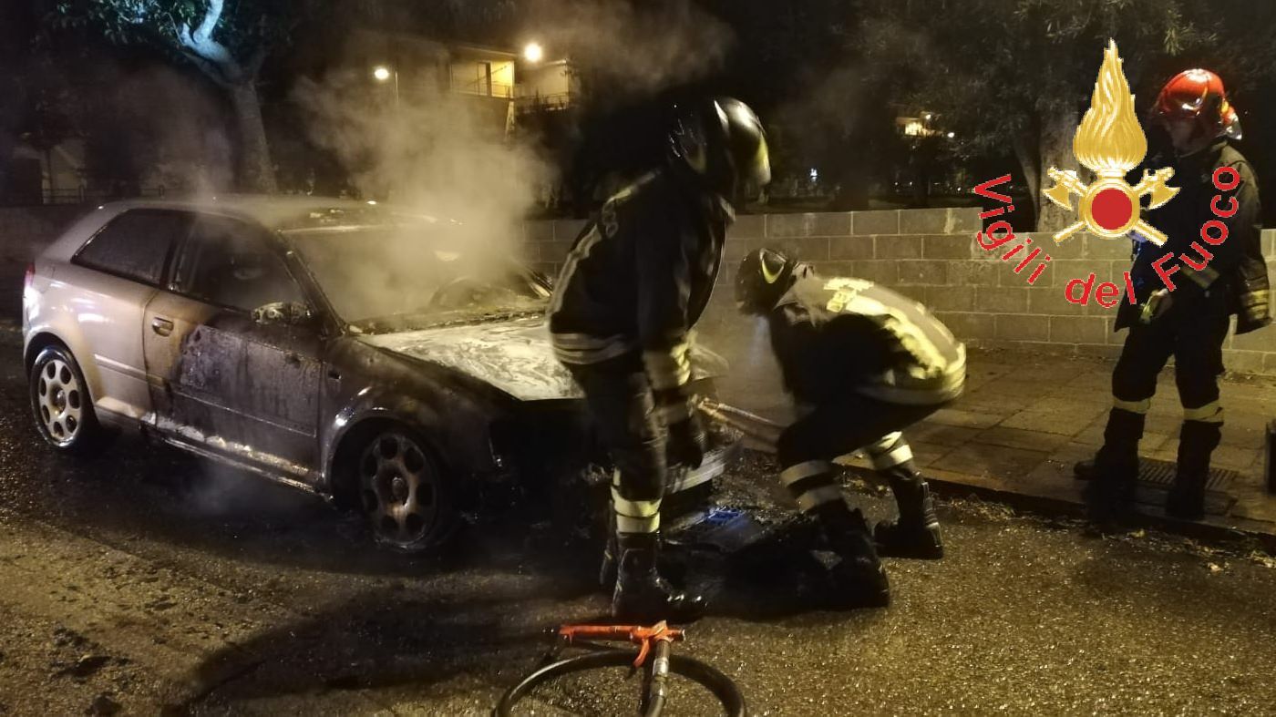 Lamezia, auto divorata dalle fiamme. Non si esclude la pista dolosa