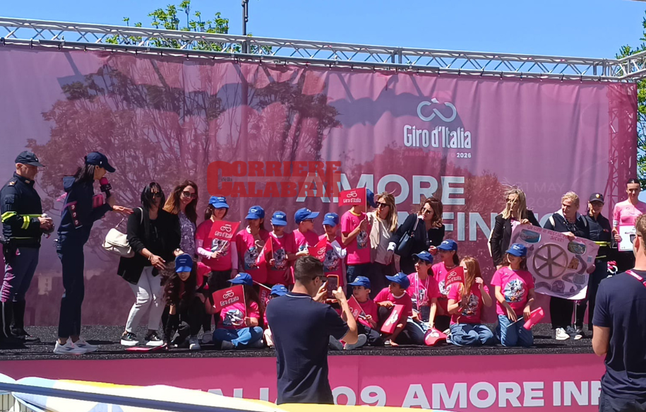 Cuore, storia e bandiere: Catanzaro abbraccia il Giro d’Italia nel segno del rosa – FOTO