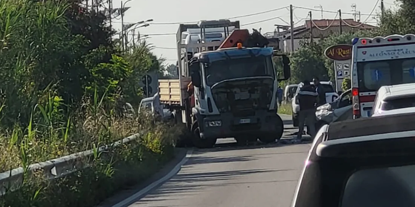 Scontro frontale sulla Statale 106 tra un camion e un’automobile, una persona ferita