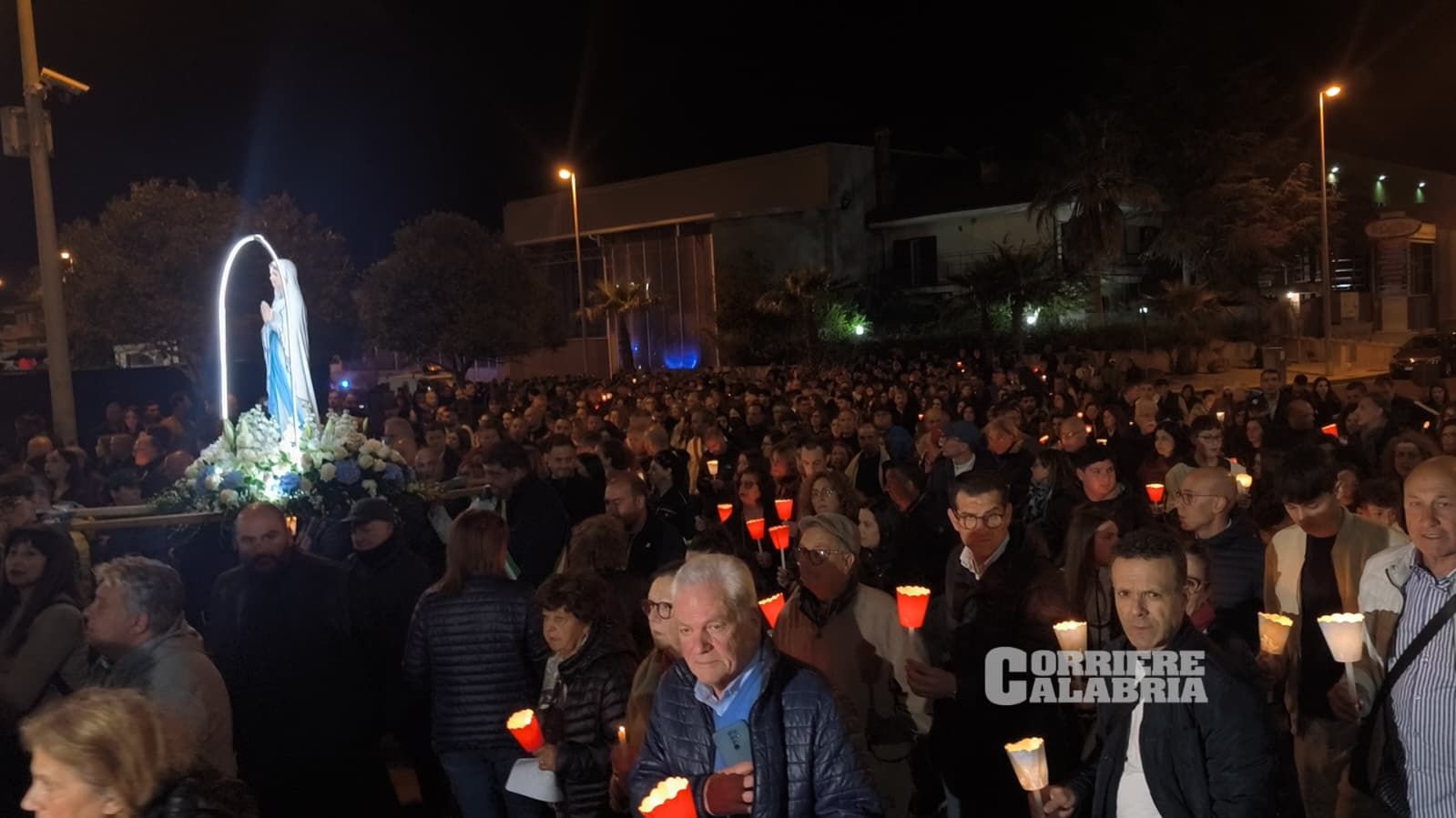 Spari e intimidazioni, ma Vibo Valentia non si piega: centinaia di fiaccole accese contro la ‘ndrangheta – FOTO E VIDEO