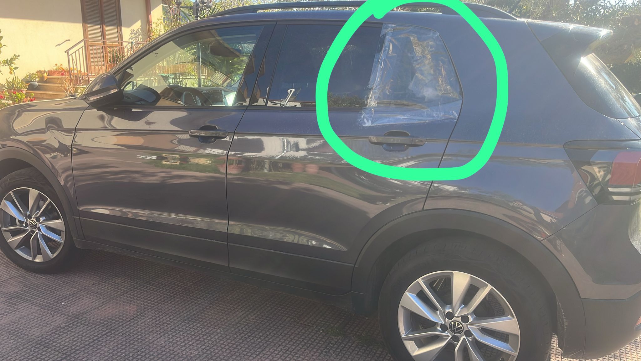 Danneggiate altre auto alla Cittadella. «Non si possono lasciare i lavoratori in preda all’angoscia»