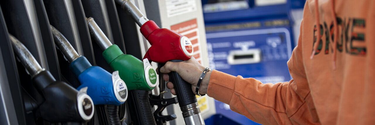 Caro carburanti, la difesa dei petrolieri: «Colpa delle accise»