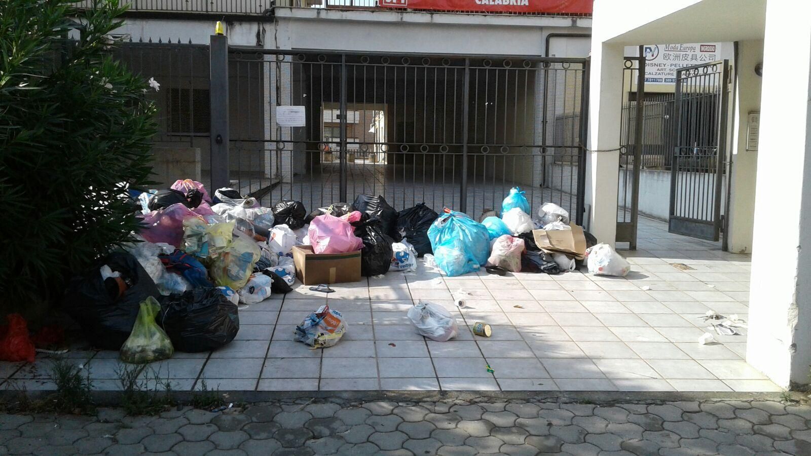 Lamezia, discarica a cielo aperto in una strada del centro