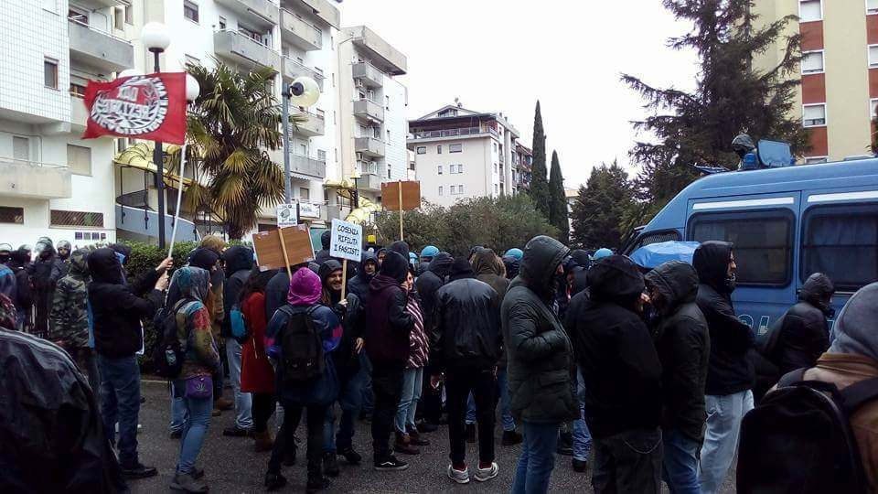 Forza Nuova “accolta” a Cosenza dalla protesta antifascista
