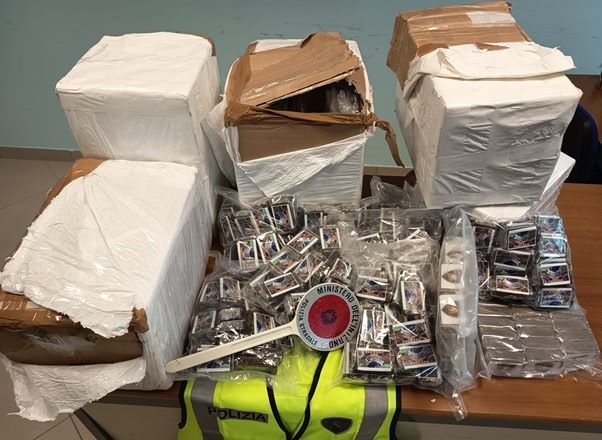 Lamezia, trasporta hashish nel camion ma investe in autostrada: arrestato un corriere della droga