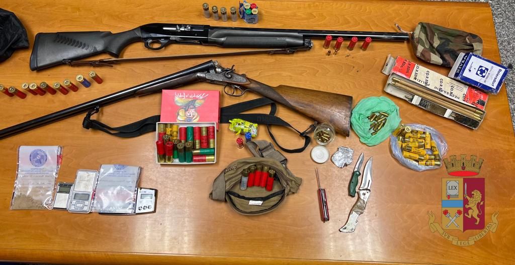 Nascondeva droga, munizioni e armi con matricola abrasa: un arresto a Vibo Valentia