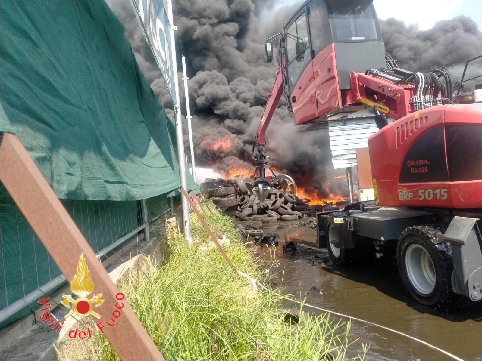 Incendio nell’area ex SIR di Lamezia Terme, Arpacal avvia il monitoraggio della qualità dell’aria