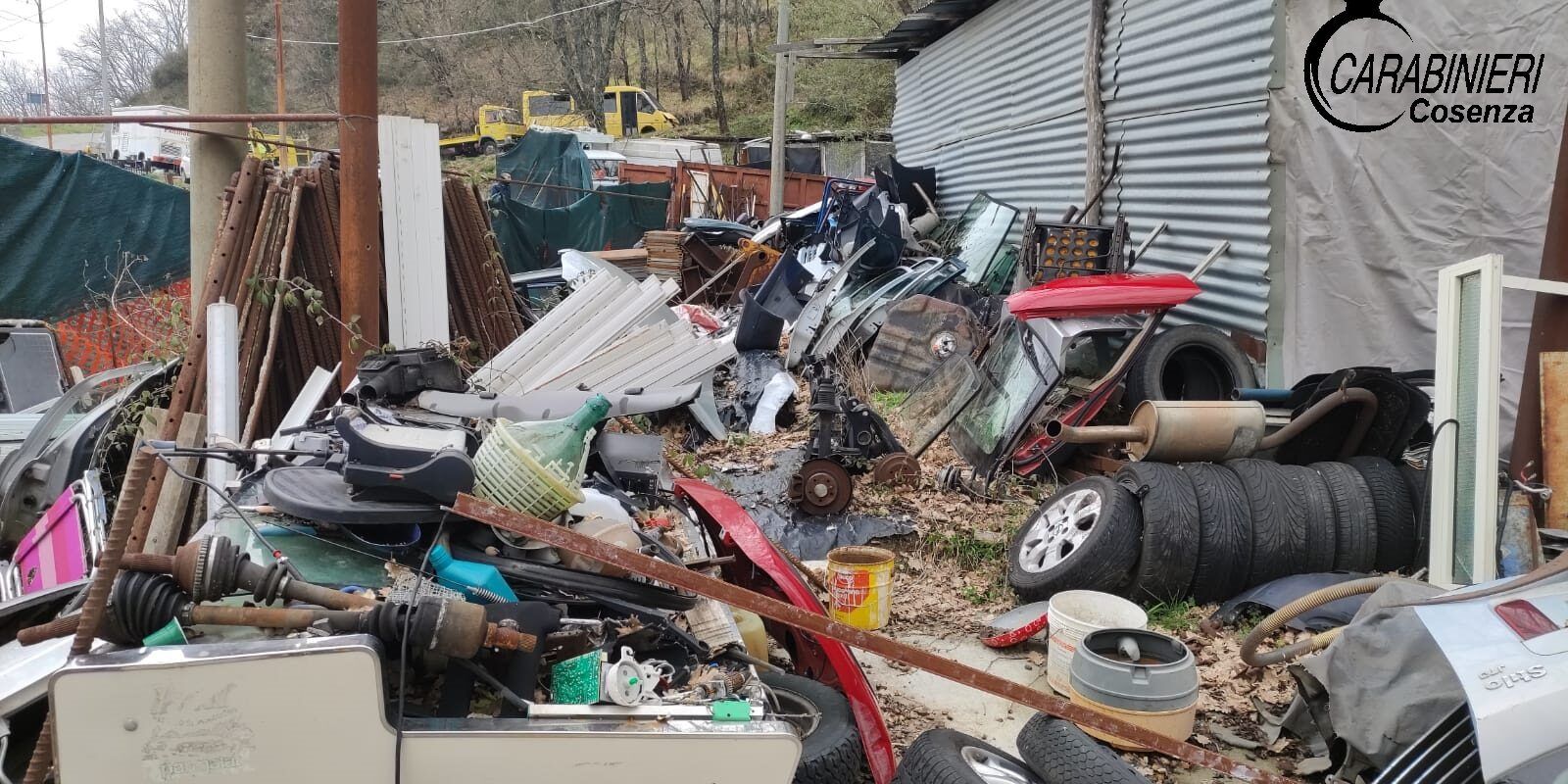 Accumula rifiuti in un capanno, un denunciato nel Cosentino