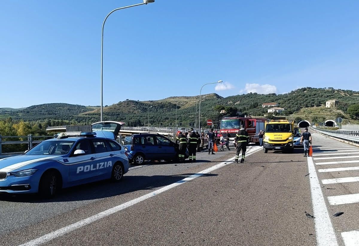 Scontro tra due auto nel Catanzarese: morta una 43enne. Due feriti gravi