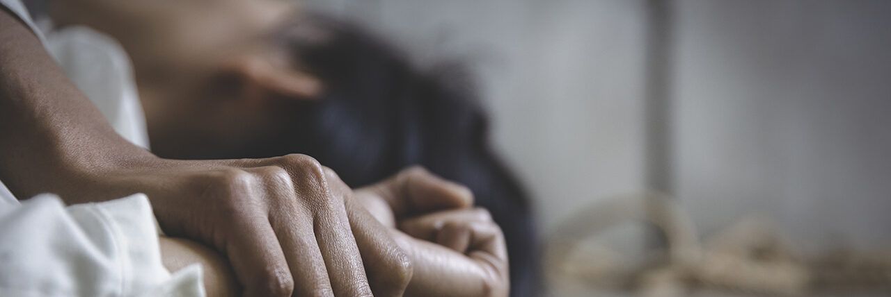 Abusa di una ragazzina conosciuta in chat, arrestato un 40enne