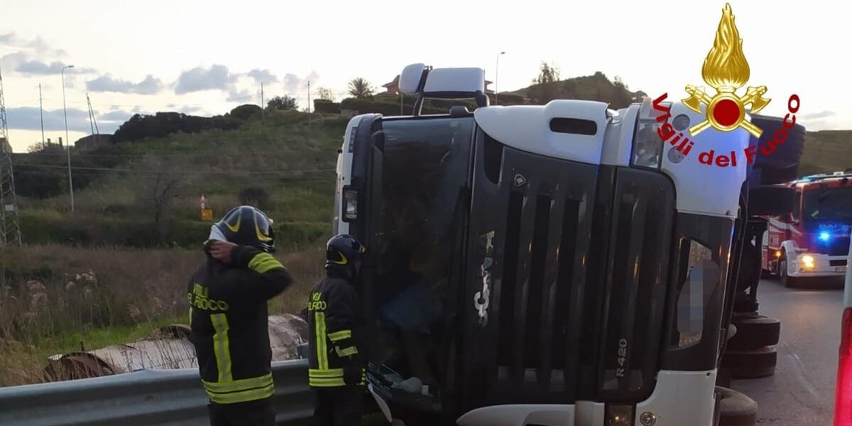 Cariati, tir si ribalta sulla statale 106: ferito il conducente