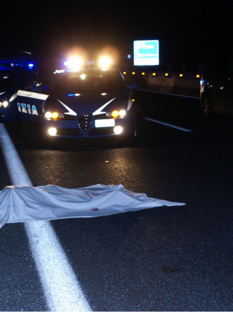 Scende dall`auto per un guasto e muore investita