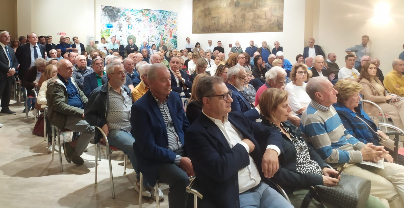Rende, contro la fusione ecco il Comitato cittadino per il No. Una folla dà il via alla campagna referendaria