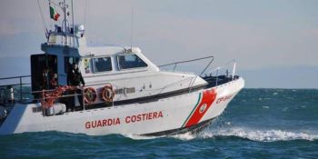 Pedalò imbarca acqua vicino l’Isola di Dino, soccorse e salvate cinque persone: a bordo anche una donna incinta