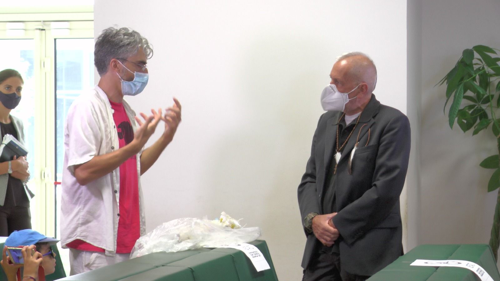 L'attivista mostra a Ultimo i rifiuti alla foce del fiume Amato – VIDEO