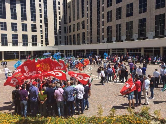 I sindacati bocciano (di nuovo) Oliverio: «Con lui riunione inutile»