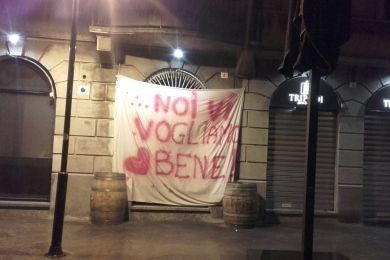 «Vi vogliamo bene», lo striscione nel bar chiuso per mafia
