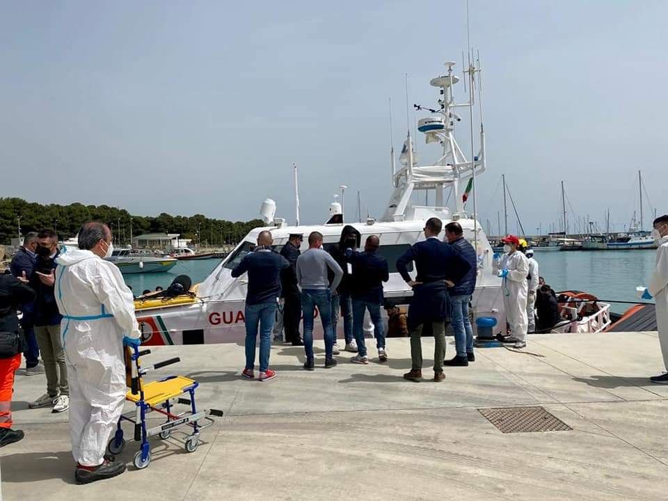Sbarcano 61 migranti a Roccella: ci sono 30 minori non accompagnati