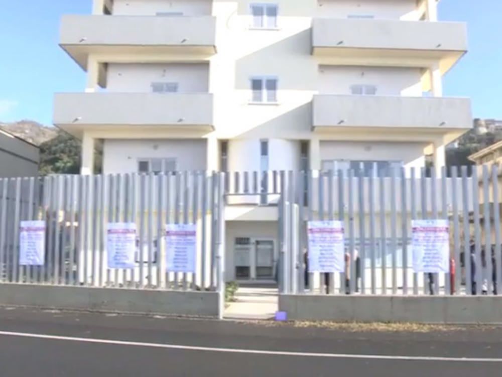 Cetraro, caserma ultimata ma i carabinieri  rischiano lo sfratto