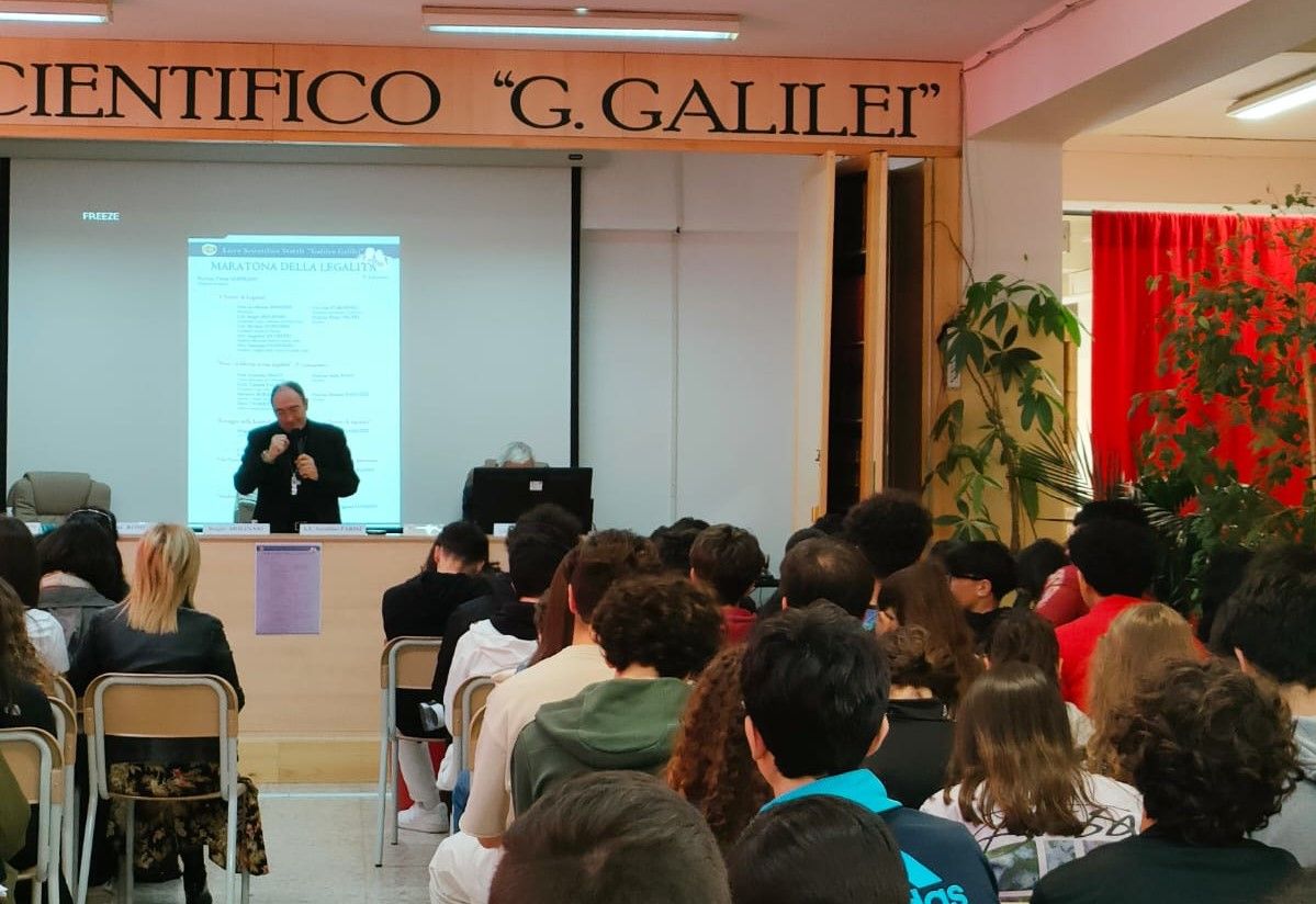 Lamezia Terme, monsignor Parisi alla “Maratona della legalità” organizzata dal liceo scientifico