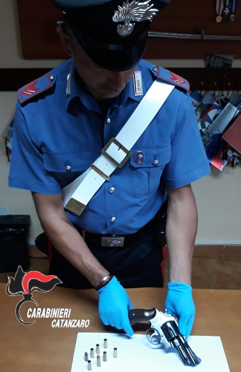 San Sostene, viaggiava in auto con pistola e munizioni: arrestato un 50enne