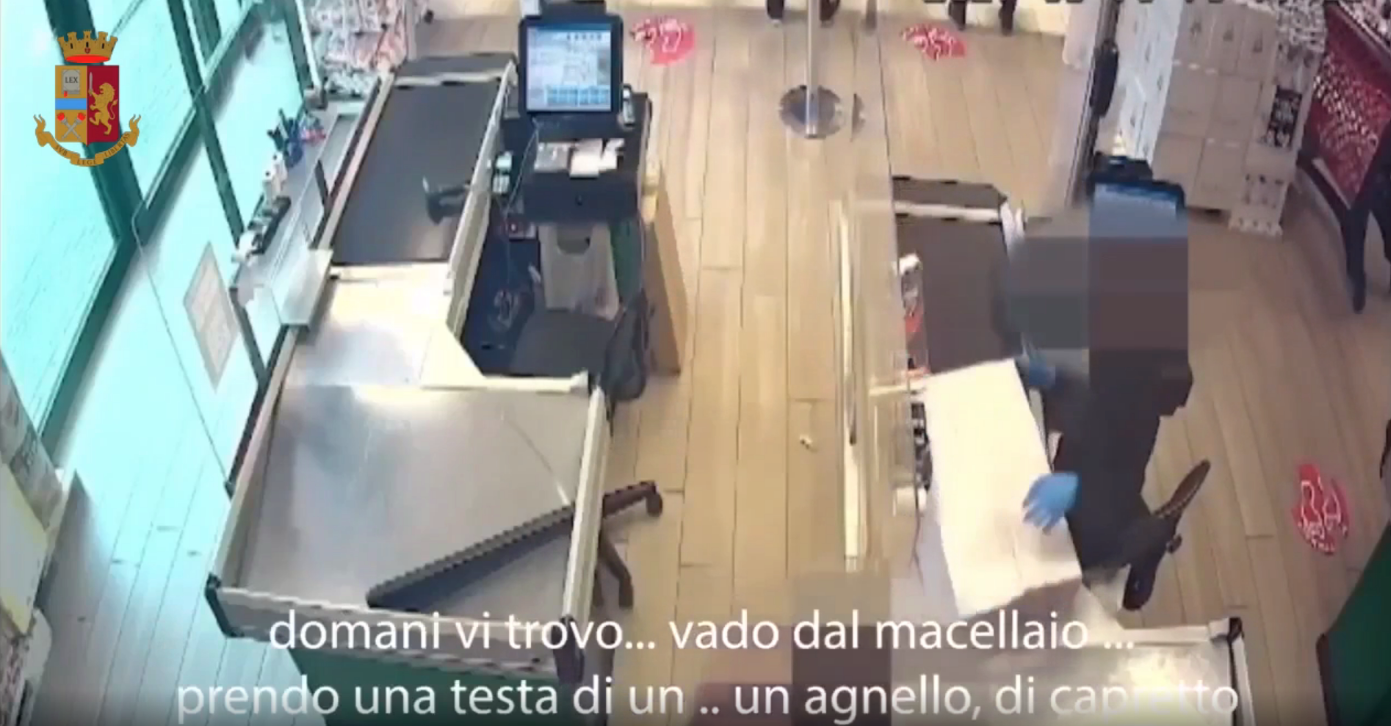 Intimidazioni con teste di maiale e capretto, i metodi arcaici del clan a Milano