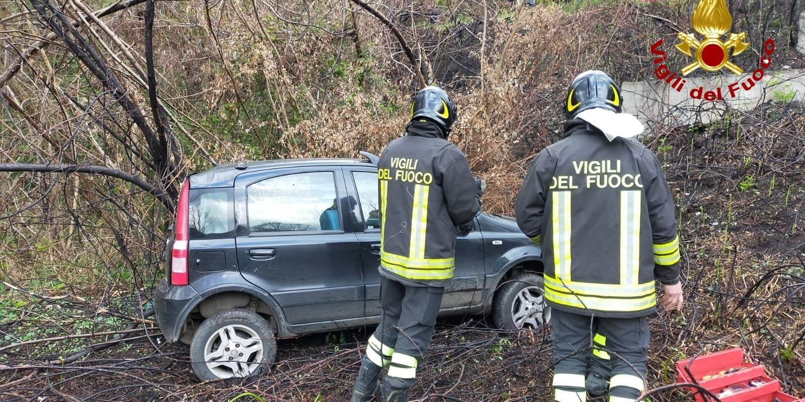 Lamezia, auto finisce in una scarpata. A bordo una donna e il figlio