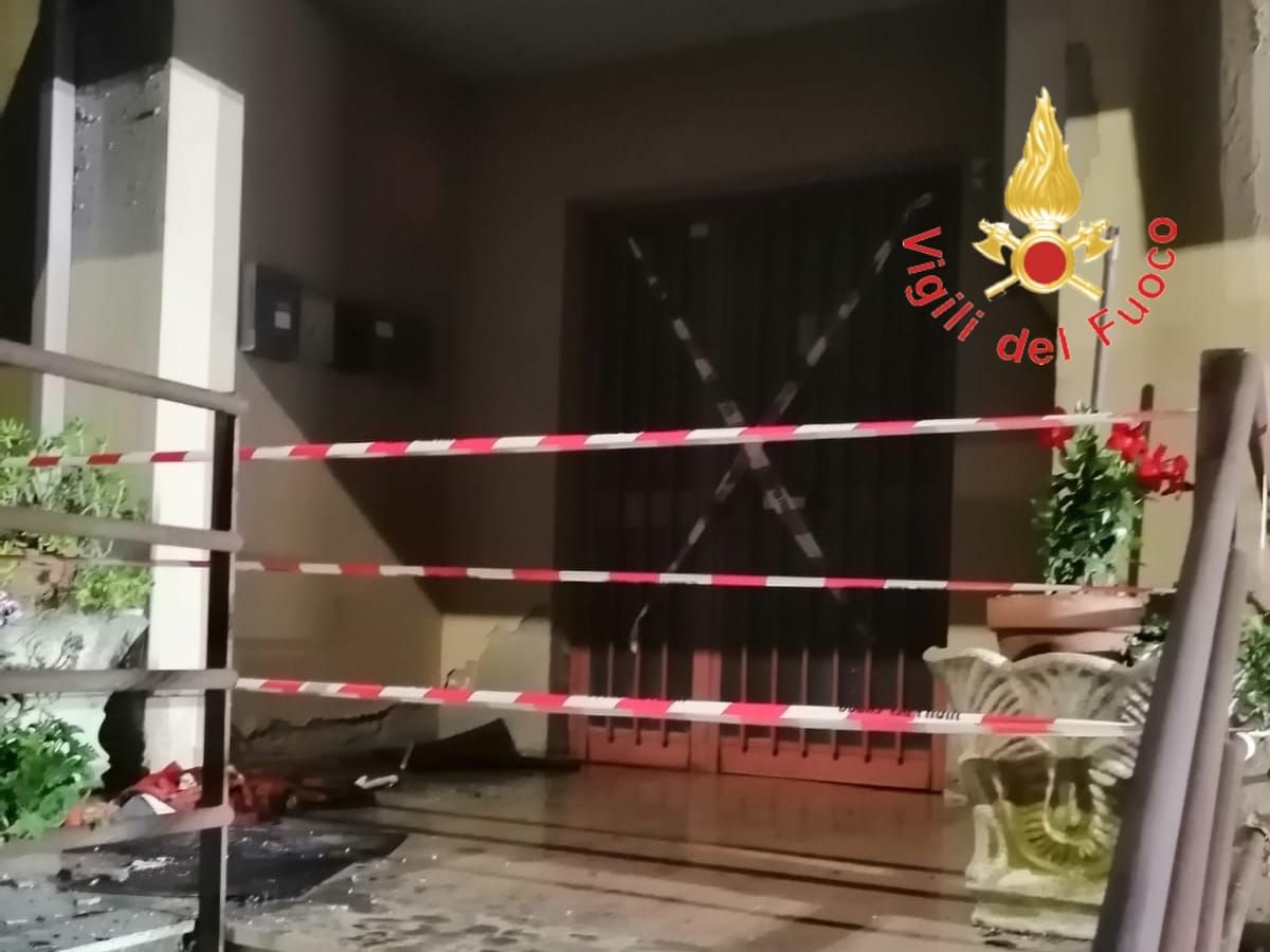 Incendio in un’abitazione a Miglierina: sei famiglie evacuate