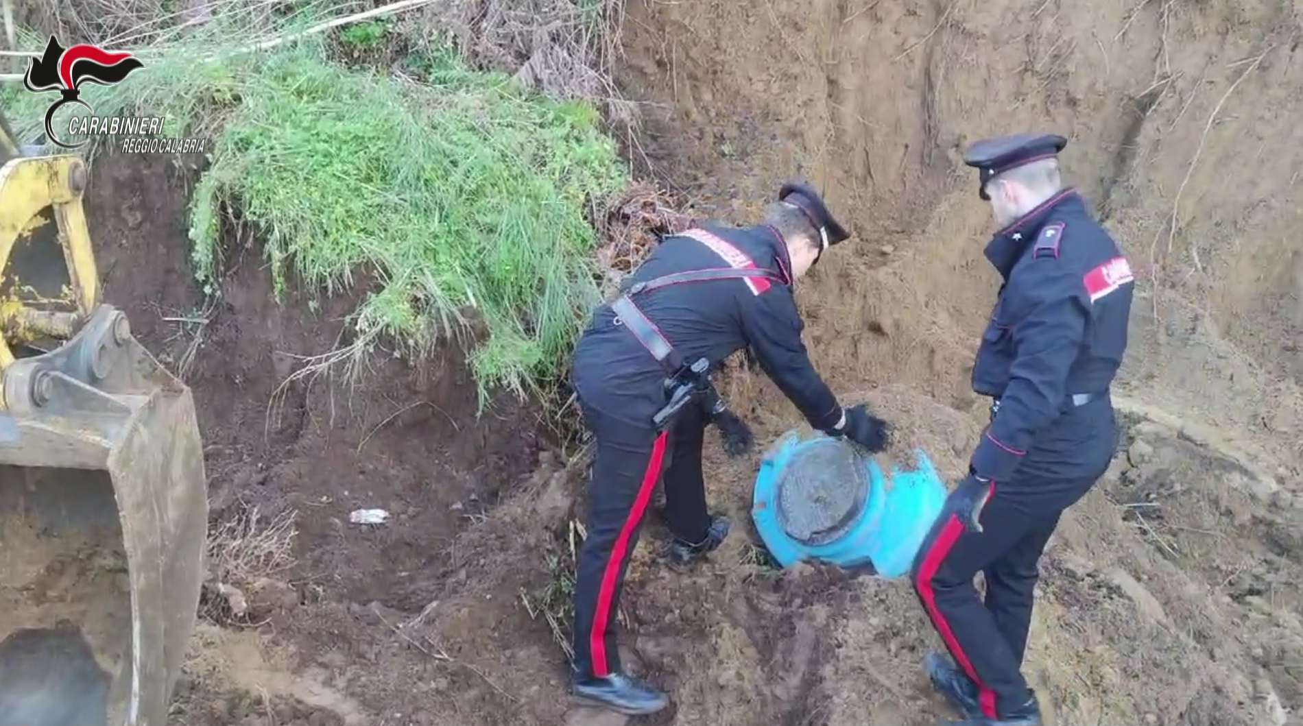 Blitz dei Carabinieri a Gioia Tauro, scoperto un arsenale da guerra nascosto sotto terra – VIDEO