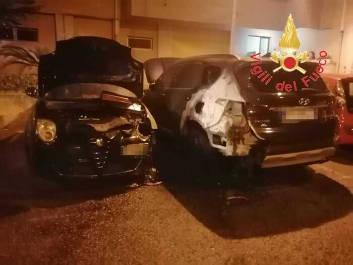 Auto in fiamme nella notte, panico tra gli abitanti di uno stabile a Catanzaro