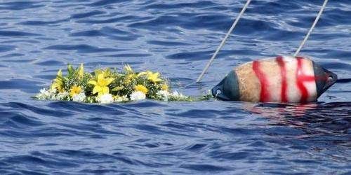 Corigliano, una corona in mare per i migranti