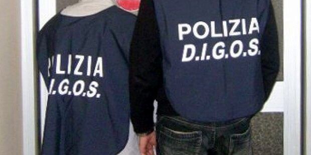 Vandalizzano e rubano in due scuole a Catanzaro. Denunciati sei minori