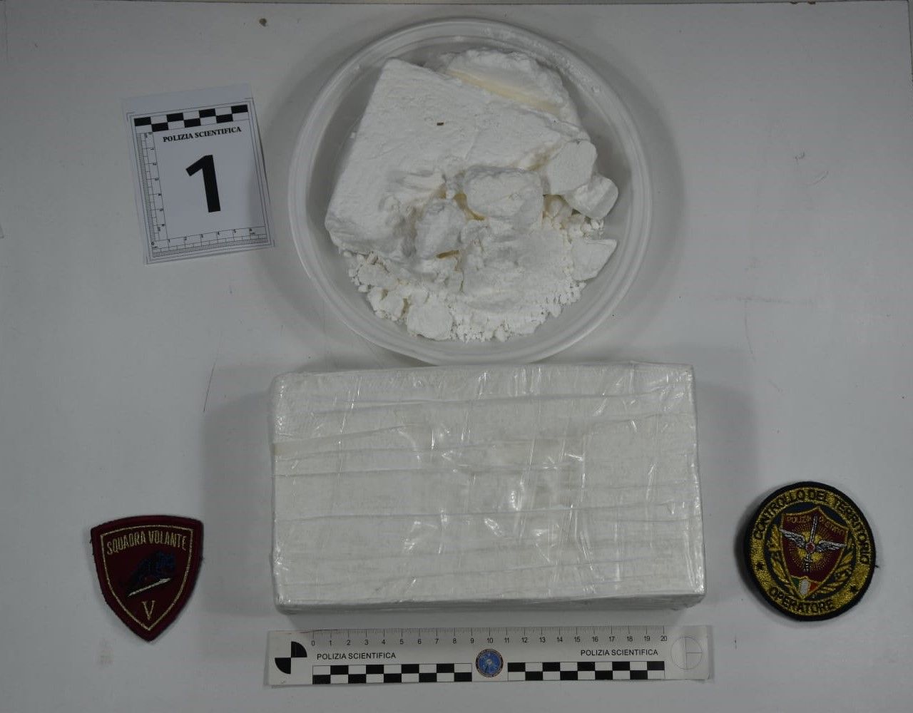 In auto con un chilo e 600 grammi di cocaina, non si fermano all’alt della polizia: arrestati a Cosenza