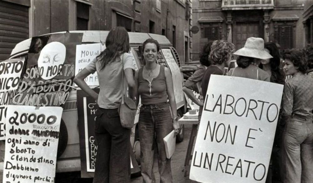 Il diritto all’aborto negato a Cosenza e la politica che fa finta di nulla