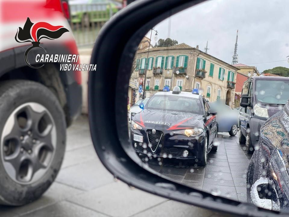 Vibo Valentia, tentano la truffa dello specchietto: denunciate due persone