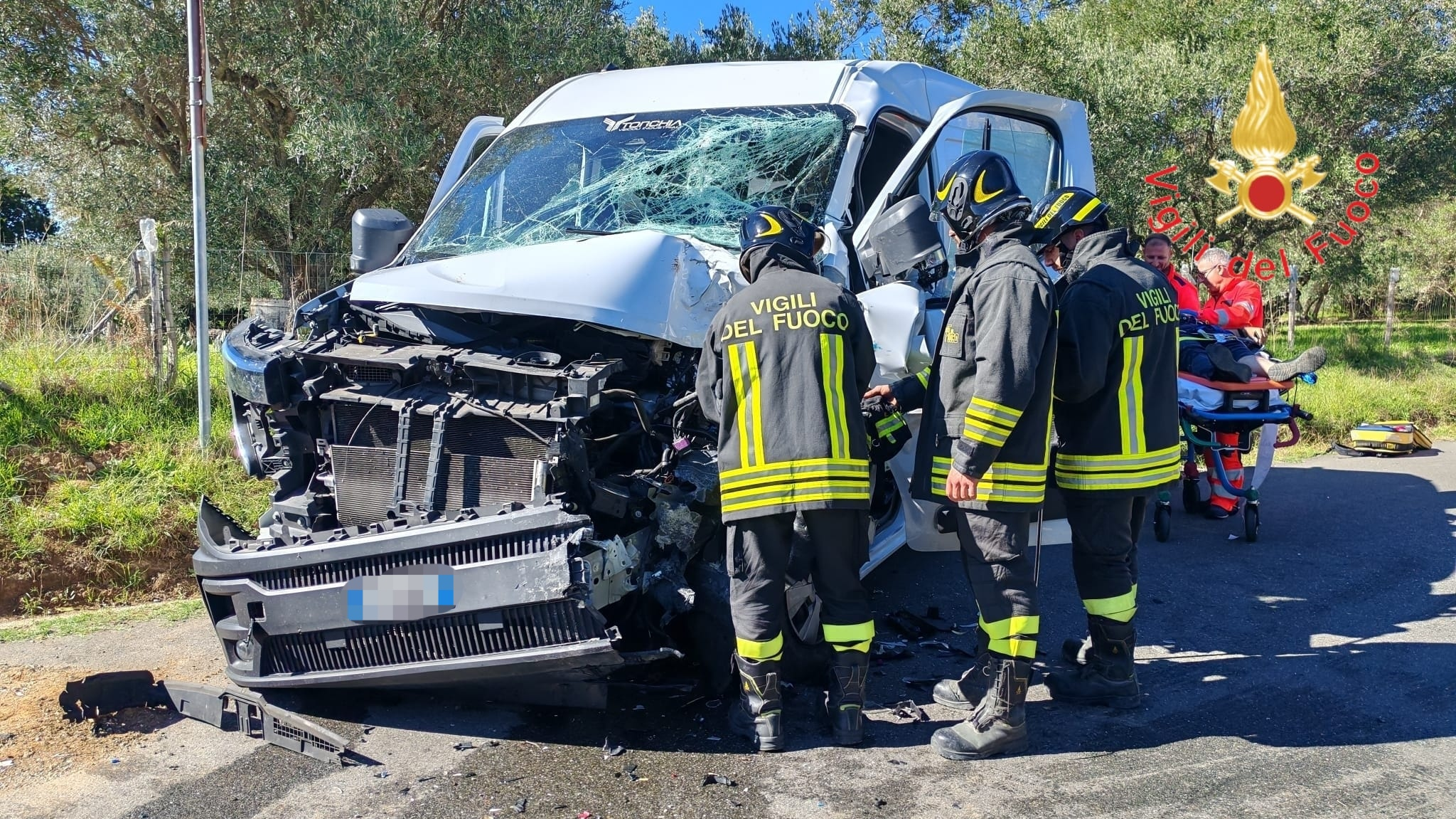 Scontro tra autobus e furgone nel Catanzarese, tre feriti – FOTO