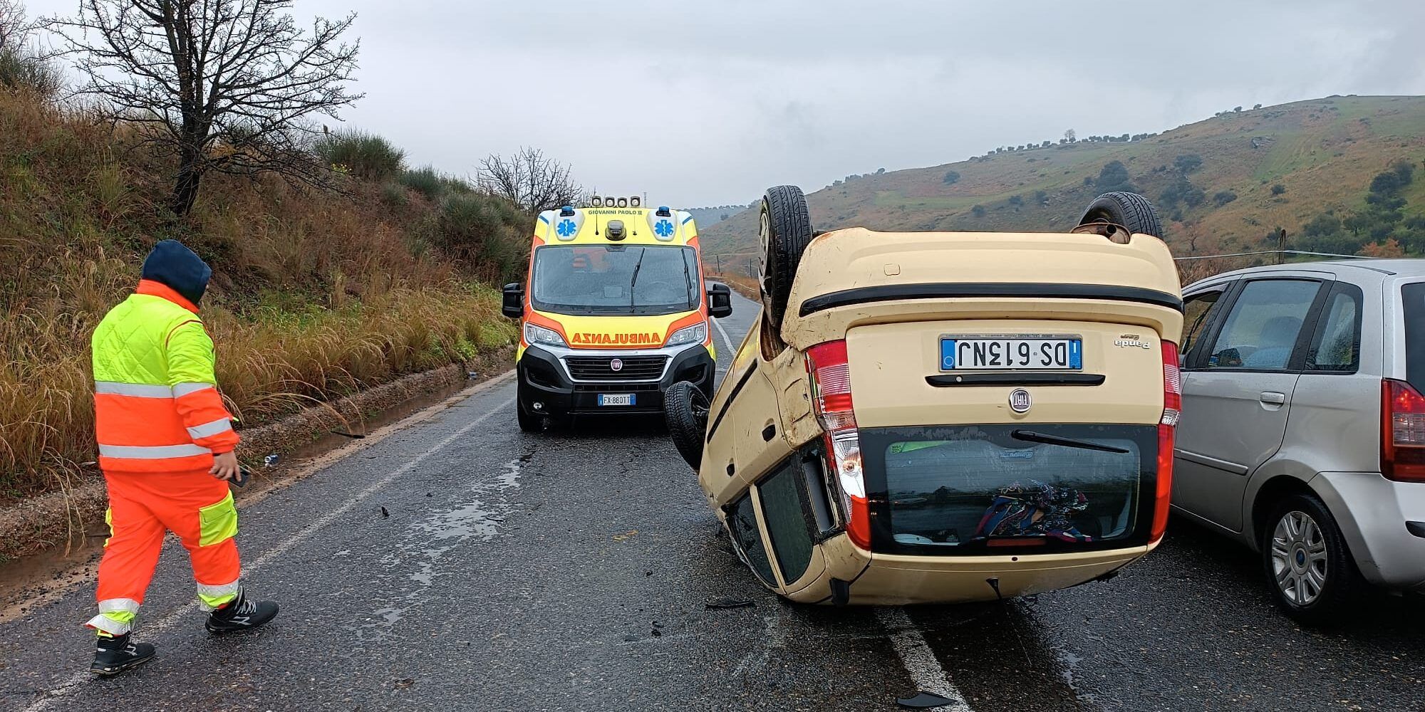 Rocambolesco incidente a Cassano Jonio: auto si ribalta, un ferito