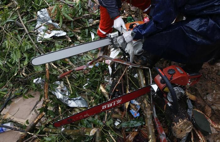 Tragico incidente nel lecchese, si ferisce con una motosega e muore