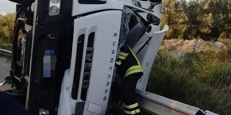 Crotone, camion si ribalta: ferito il conducente