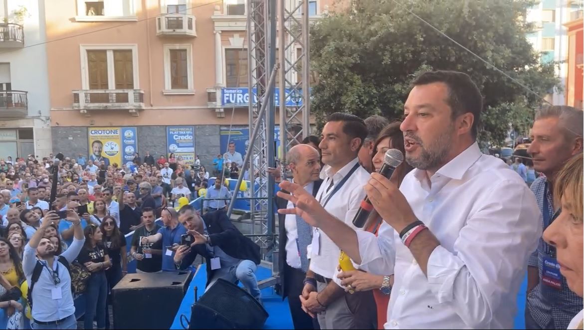 Salvini a Crotone: «Dalla Lega calci in culo ai clan»