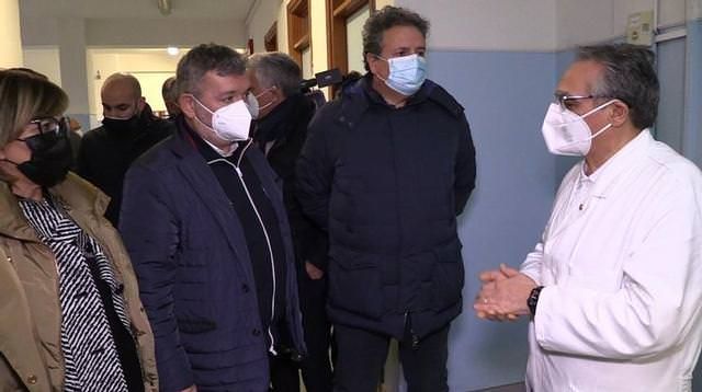 Spirlì all'ospedale di Cariati: «Urgente riportare servizi efficienti in questo territorio» – VIDEO
