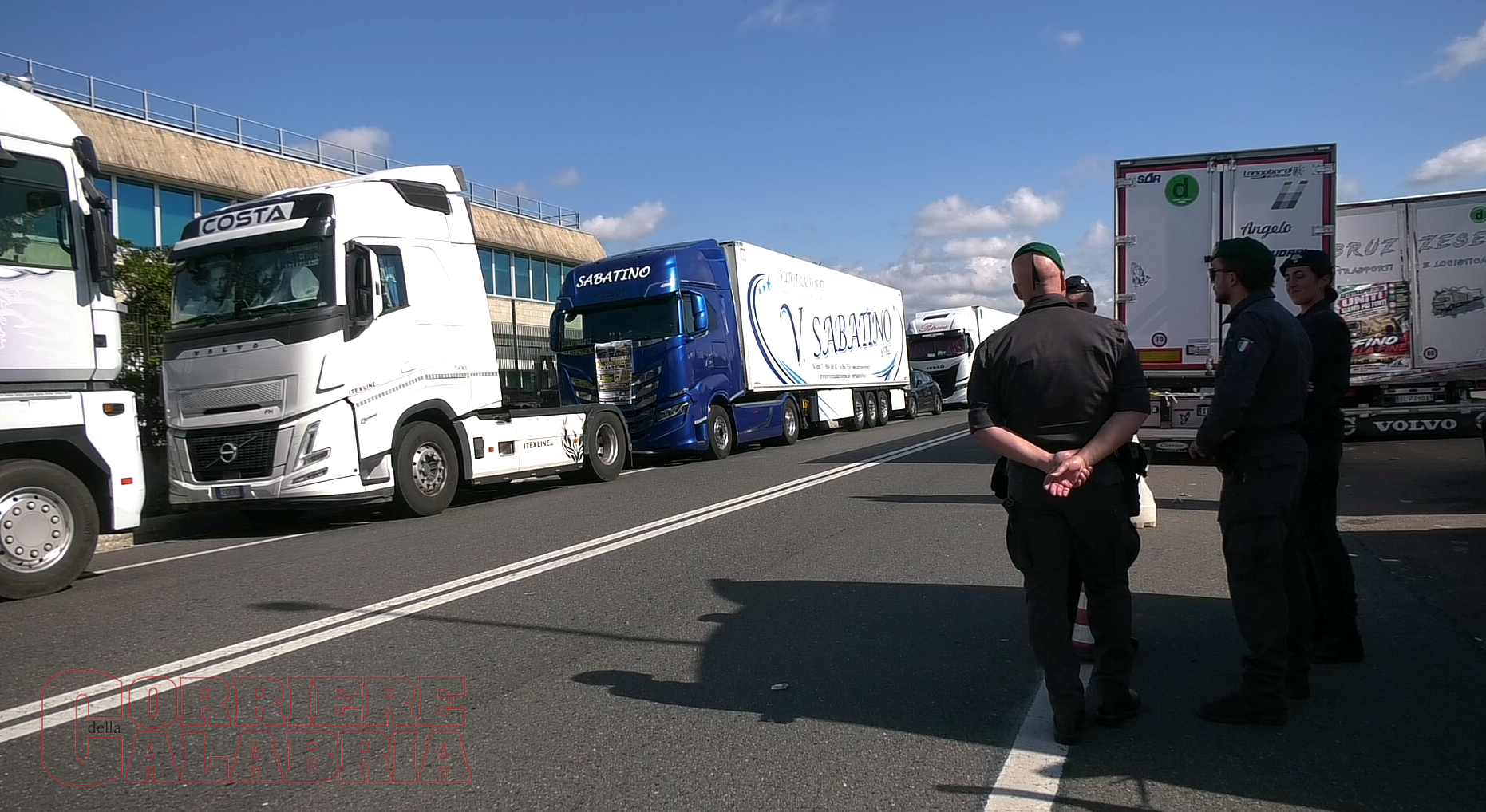 Protesta autotrasportatori, il fermo può continuare. Da Lamezia: «Pronti anche a un corteo su Roma» – VIDEO