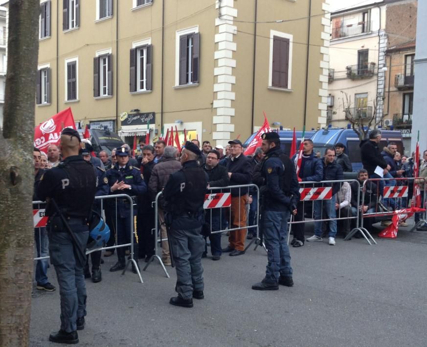 Delrio accolto dalla protesta della Cgil