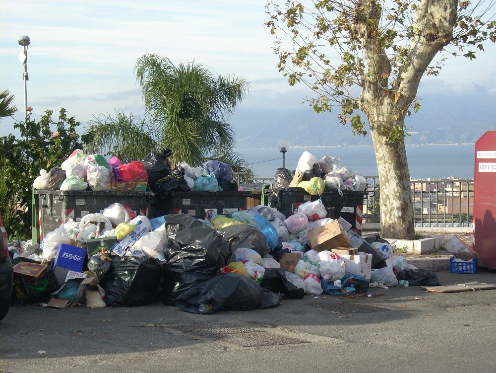 Reggio sommersa da tonnellate di rifiuti