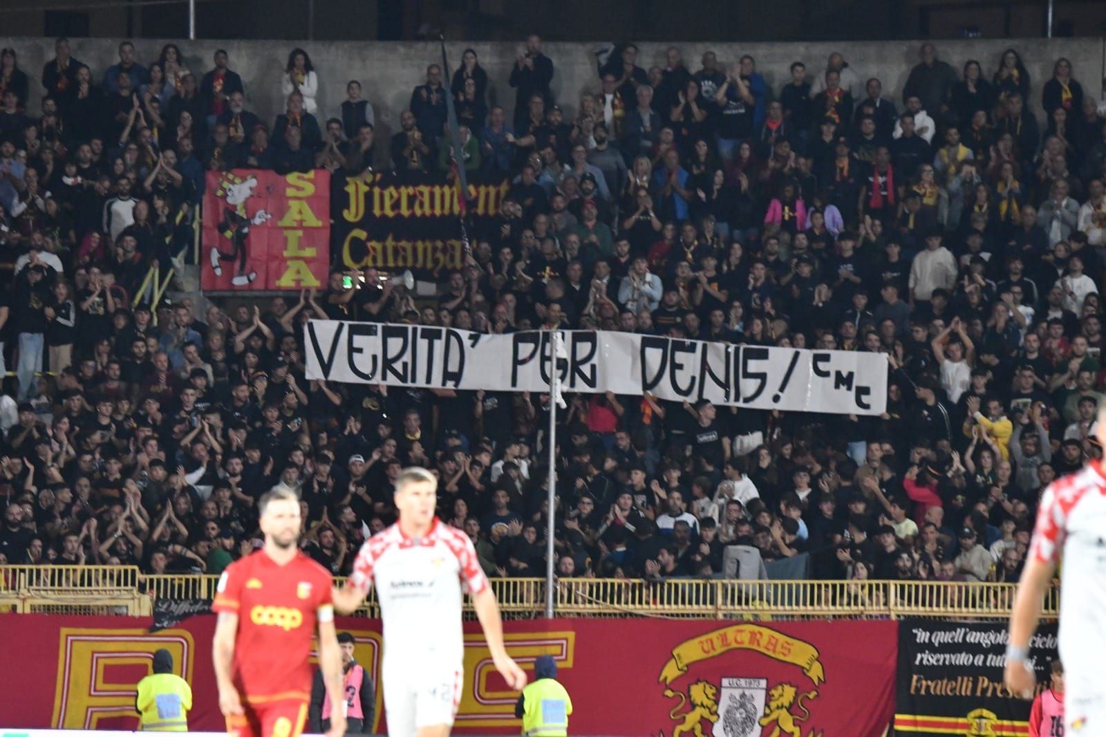 “Verità per Denis”, lo striscione esposto dai tifosi del Catanzaro